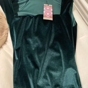 boohoo velvet bodysuit with tags. has shoulder padding